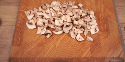 Фото приготовления рецепта: Бигос с говядиной, колбасками, грибами и черносливом - шаг №6