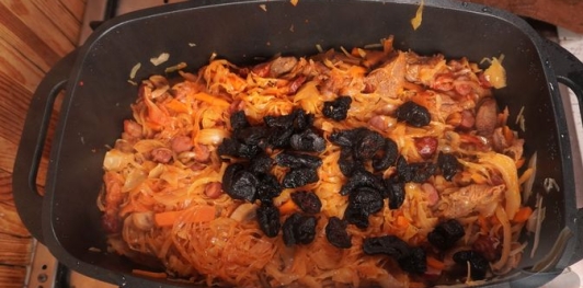 Фото приготовления рецепта: Бигос с говядиной, колбасками, грибами и черносливом - шаг №21