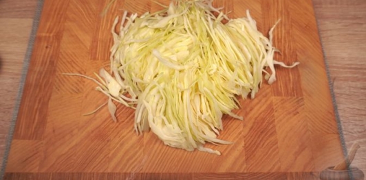 Фото приготовления рецепта: Бигос с говядиной, колбасками, грибами и черносливом - шаг №16