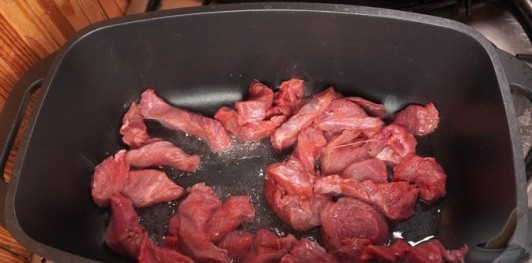 Фото приготовления рецепта: Бигос с говядиной, колбасками, грибами и черносливом - шаг №4