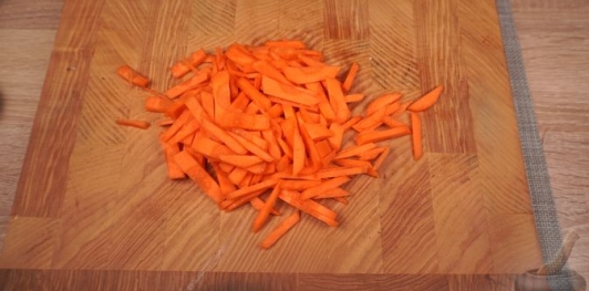 Фото приготовления рецепта: Бигос с говядиной, колбасками, грибами и черносливом - шаг №9