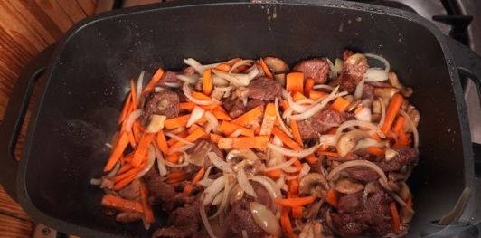 Фото приготовления рецепта: Бигос с говядиной, колбасками, грибами и черносливом - шаг №11