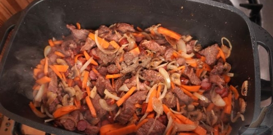 Фото приготовления рецепта: Бигос с говядиной, колбасками, грибами и черносливом - шаг №14