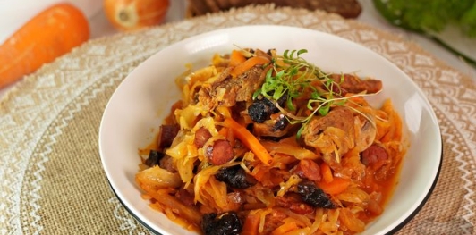 Фото приготовления рецепта: Бигос с говядиной, колбасками, грибами и черносливом - шаг №23