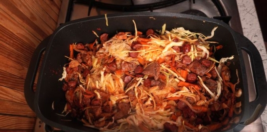 Фото приготовления рецепта: Бигос с говядиной, колбасками, грибами и черносливом - шаг №20