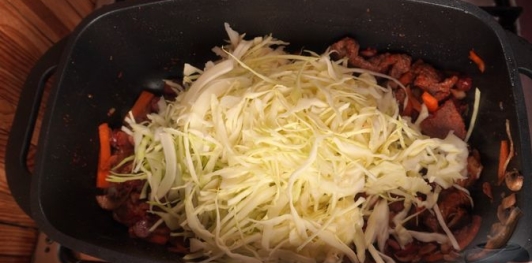 Фото приготовления рецепта: Бигос с говядиной, колбасками, грибами и черносливом - шаг №17