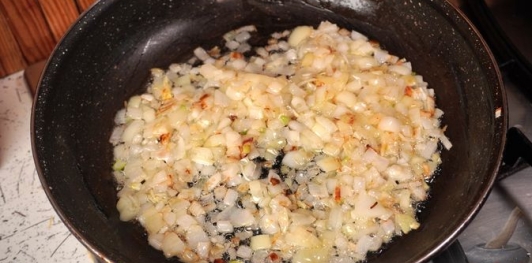 Фото приготовления рецепта: Бигос с пекинской капустой - шаг №3