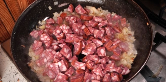 Фото приготовления рецепта: Бигос с пекинской капустой - шаг №5