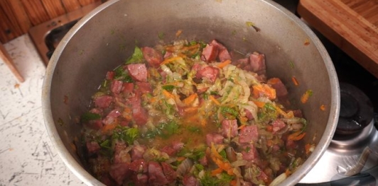 Фото приготовления рецепта: Бигос с пекинской капустой - шаг №14