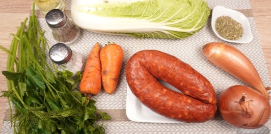 Фото приготовления рецепта: Бигос с пекинской капустой - шаг №1