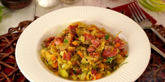 Фото приготовления рецепта: Бигос с пекинской капустой - шаг №17