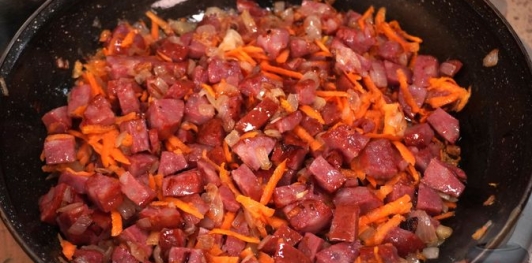 Фото приготовления рецепта: Бигос с пекинской капустой - шаг №7