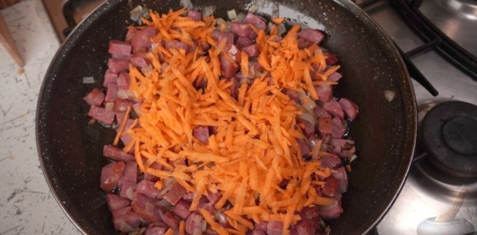 Фото приготовления рецепта: Бигос с пекинской капустой - шаг №6