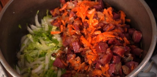 Фото приготовления рецепта: Бигос с пекинской капустой - шаг №10