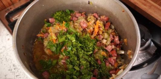 Фото приготовления рецепта: Бигос с пекинской капустой - шаг №13