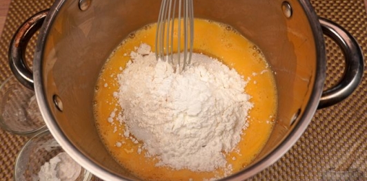 Фото приготовления рецепта: Бисквитный ореховый торт - шаг №19