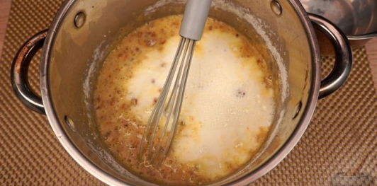 Фото приготовления рецепта: Бисквитный ореховый торт - шаг №22