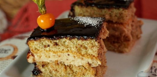 Фото приготовления рецепта: Бисквитный ореховый торт - шаг №39