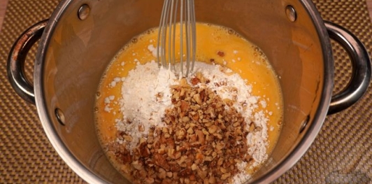 Фото приготовления рецепта: Бисквитный ореховый торт - шаг №20