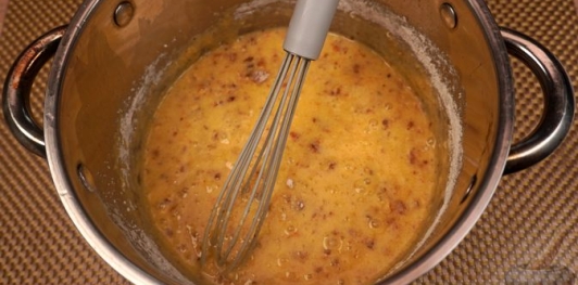 Фото приготовления рецепта: Бисквитный ореховый торт - шаг №21