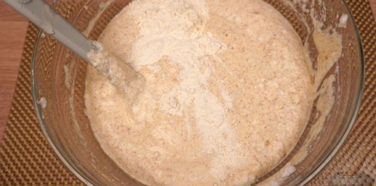 Фото приготовления рецепта: Бисквитный ореховый торт - шаг №14