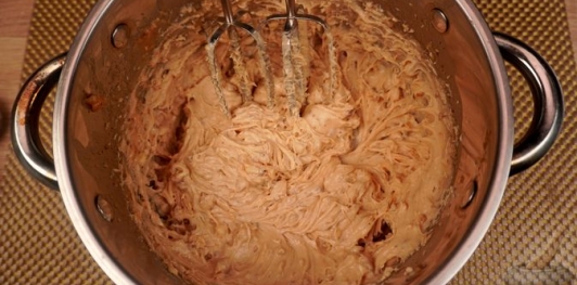 Фото приготовления рецепта: Бисквитный ореховый торт - шаг №29