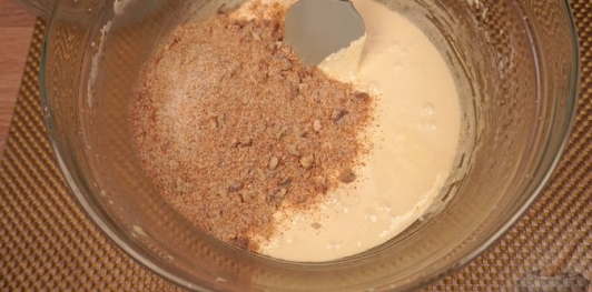 Фото приготовления рецепта: Бисквитный ореховый торт - шаг №9