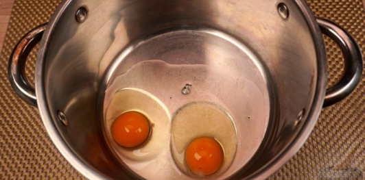 Фото приготовления рецепта: Бисквитный ореховый торт - шаг №17