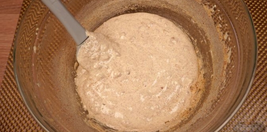 Фото приготовления рецепта: Бисквитный ореховый торт - шаг №10