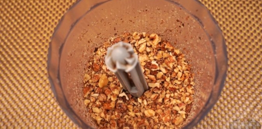 Фото приготовления рецепта: Бисквитный ореховый торт - шаг №2