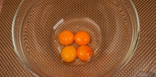 Фото приготовления рецепта: Бисквитный ореховый торт - шаг №6