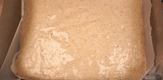 Фото приготовления рецепта: Бисквитный ореховый торт - шаг №16