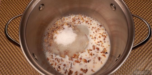 Фото приготовления рецепта: Бисквитный ореховый торт - шаг №25