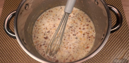 Фото приготовления рецепта: Бисквитный ореховый торт - шаг №23