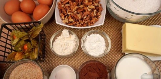 Фото приготовления рецепта: Бисквитный ореховый торт - шаг №1