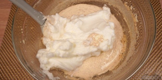 Фото приготовления рецепта: Бисквитный ореховый торт - шаг №12