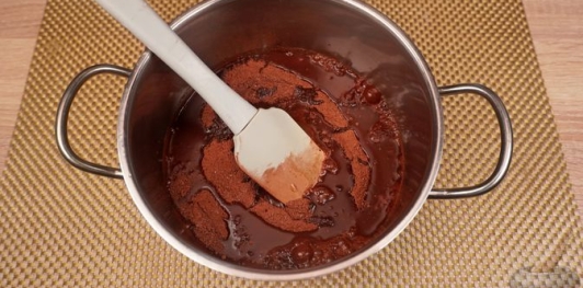 Фото приготовления рецепта: Бисквитный ореховый торт - шаг №35