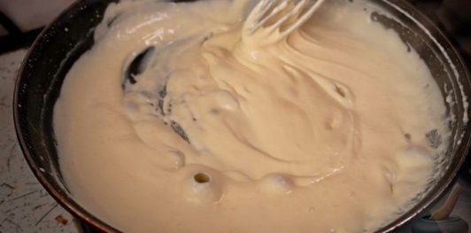 Фото приготовления рецепта: Блинчики с грибами, запечённые со сливочным соусом и сыром - шаг №34