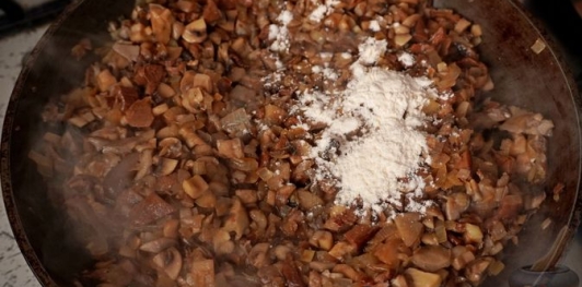 Фото приготовления рецепта: Блинчики с грибами, запечённые со сливочным соусом и сыром - шаг №19