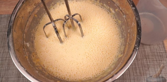 Фото приготовления рецепта: Блинчики с грибами, запечённые со сливочным соусом и сыром - шаг №8