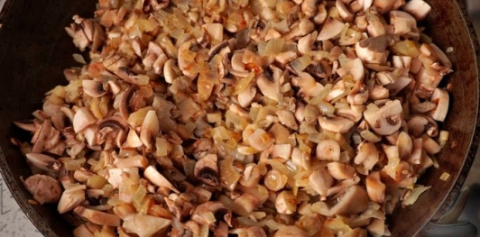 Фото приготовления рецепта: Блинчики с грибами, запечённые со сливочным соусом и сыром - шаг №15