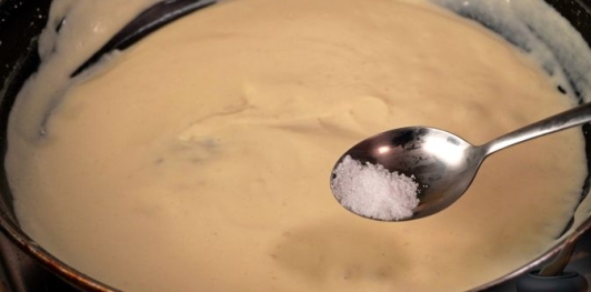 Фото приготовления рецепта: Блинчики с грибами, запечённые со сливочным соусом и сыром - шаг №35