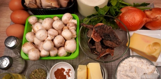 Фото приготовления рецепта: Блинчики с грибами, запечённые со сливочным соусом и сыром - шаг №1