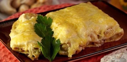 Фото приготовления рецепта: Блинчики с грибами, запечённые со сливочным соусом и сыром - шаг №41