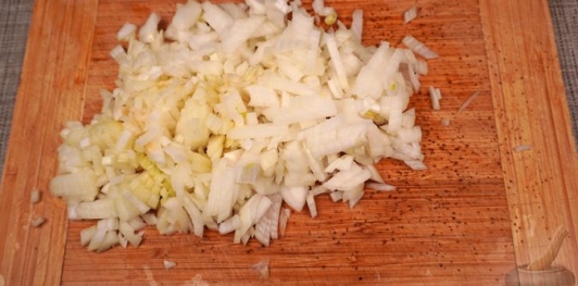 Фото приготовления рецепта: Блинчики с грибами, запечённые со сливочным соусом и сыром - шаг №9