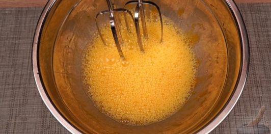 Фото приготовления рецепта: Блинчики с грибами, запечённые со сливочным соусом и сыром - шаг №4