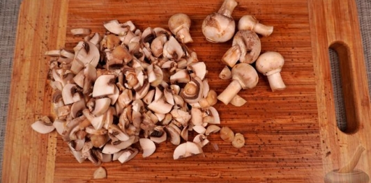 Фото приготовления рецепта: Блинчики с грибами, запечённые со сливочным соусом и сыром - шаг №11