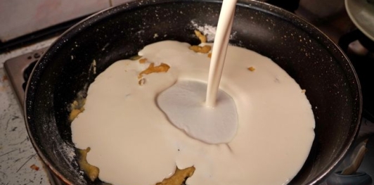 Фото приготовления рецепта: Блинчики с грибами, запечённые со сливочным соусом и сыром - шаг №33