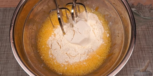 Фото приготовления рецепта: Блинчики с грибами, запечённые со сливочным соусом и сыром - шаг №5