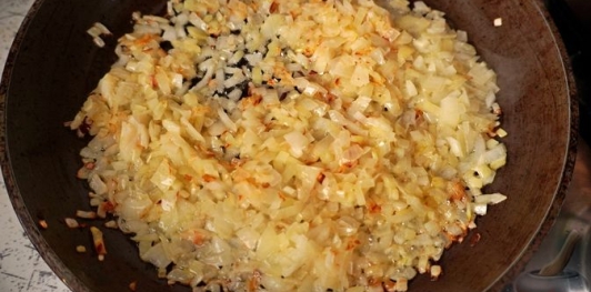 Фото приготовления рецепта: Блинчики с грибами, запечённые со сливочным соусом и сыром - шаг №12